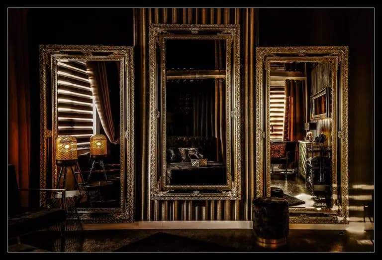 Spiegelnde Salon-Atmosphäre mit Massagebank