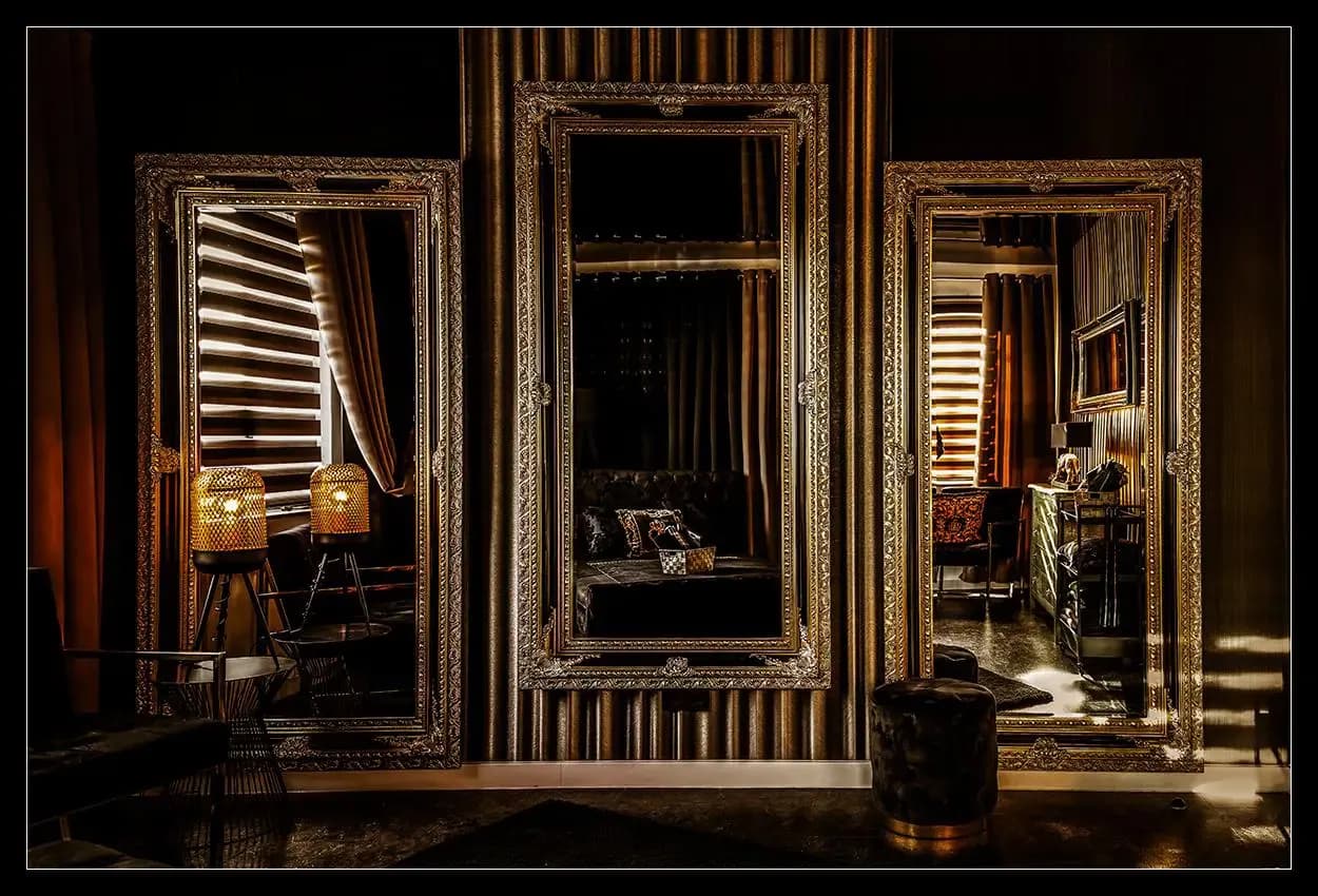 Edle Spiegel eines luxuriösen Raumen für Erotik Massagen