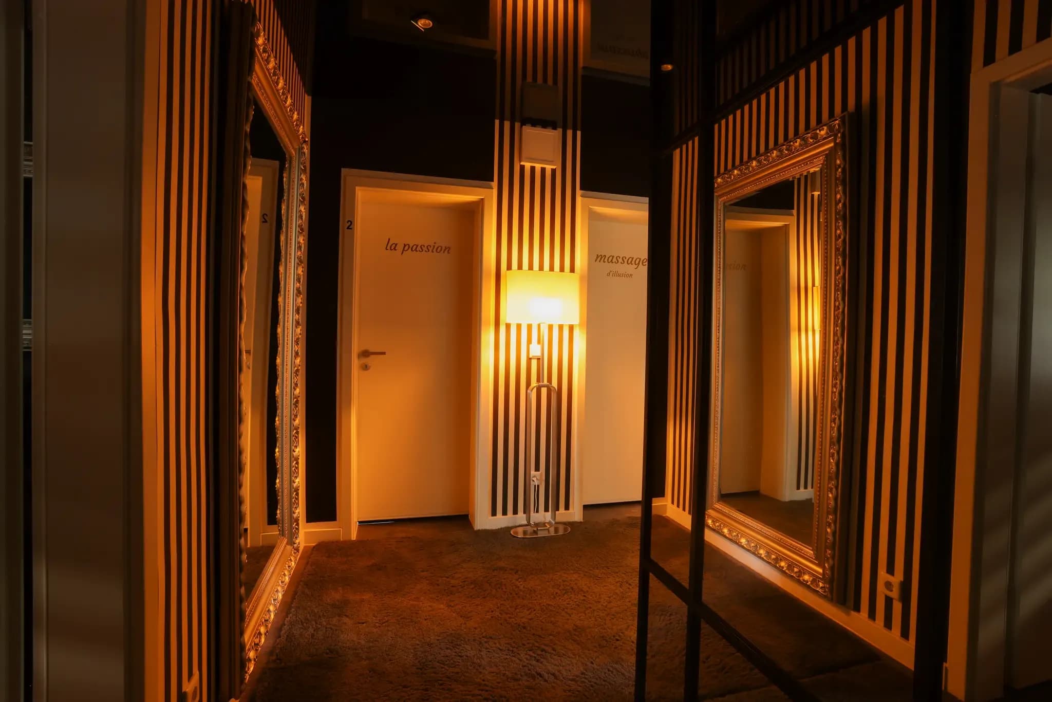 flur-massageraeume-warme-beleuchtung.webp