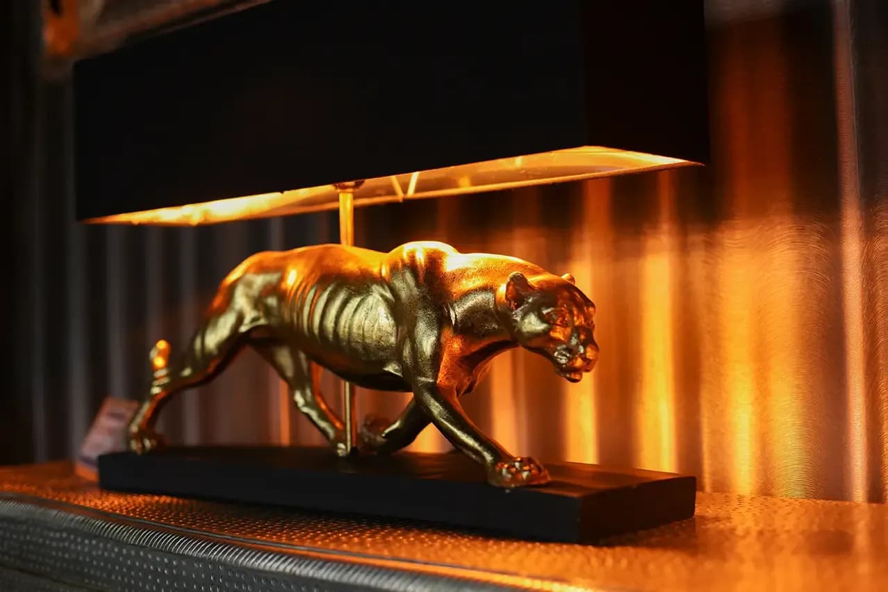 Pantha Statue Hautnah & Zart Essen